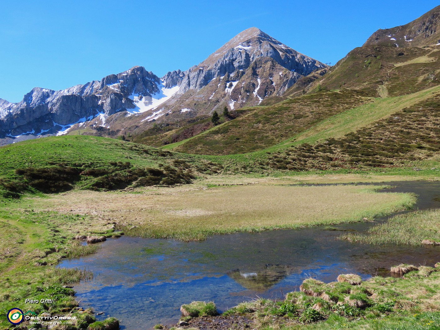 15 Piccolo laghetto in conca dei pratoni con vista in Pegherolo-Cavallo-Siltri.JPG